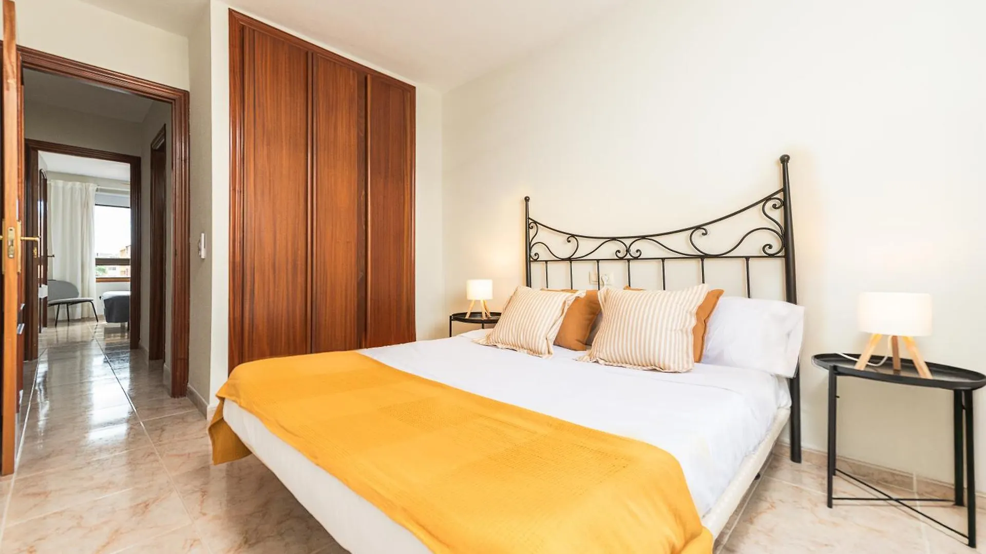 Las Olas - Coastal Escape With Charm & Comfort 엘메다노 아파트