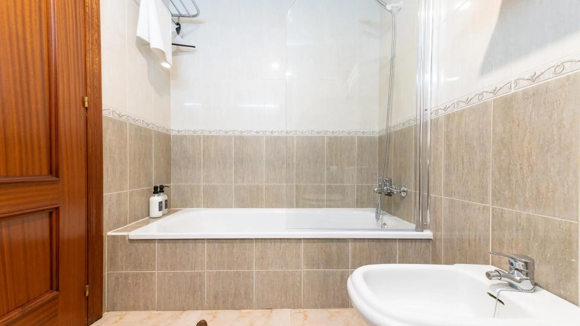 아파트 Las Olas - Coastal Escape With Charm & Comfort 엘메다노