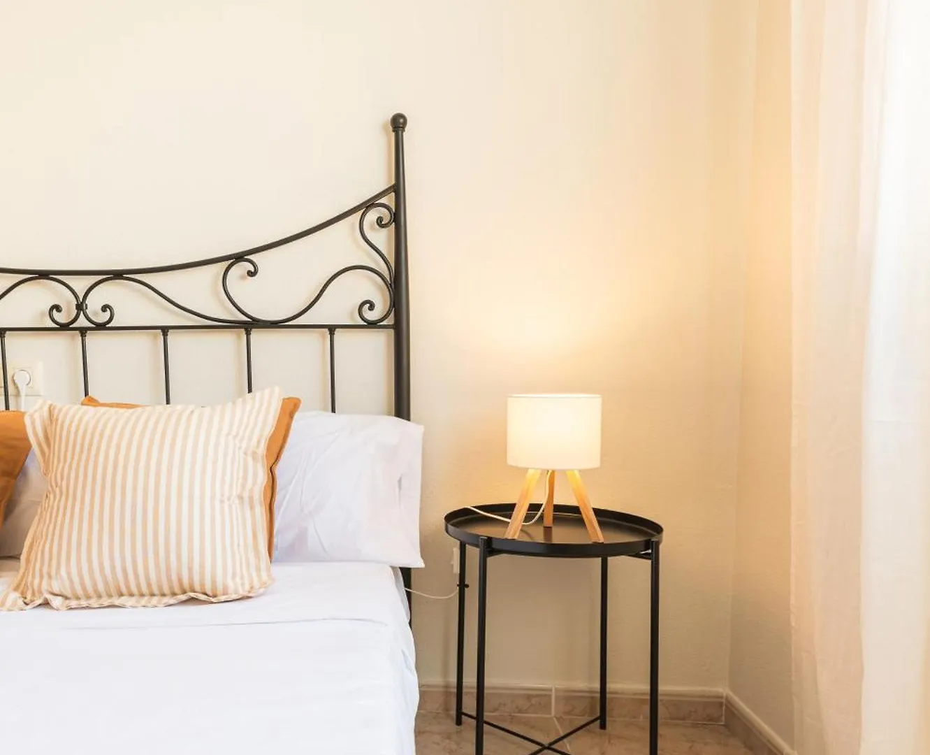 아파트 Las Olas - Coastal Escape With Charm & Comfort 엘메다노