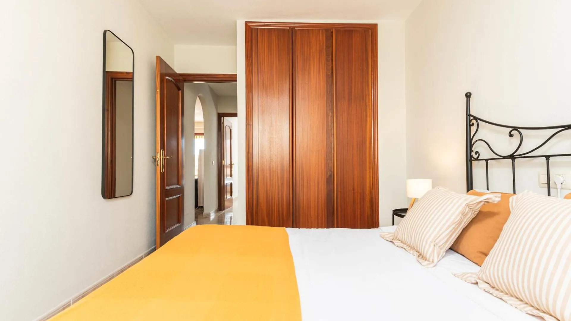Las Olas - Coastal Escape With Charm & Comfort 엘메다노 아파트