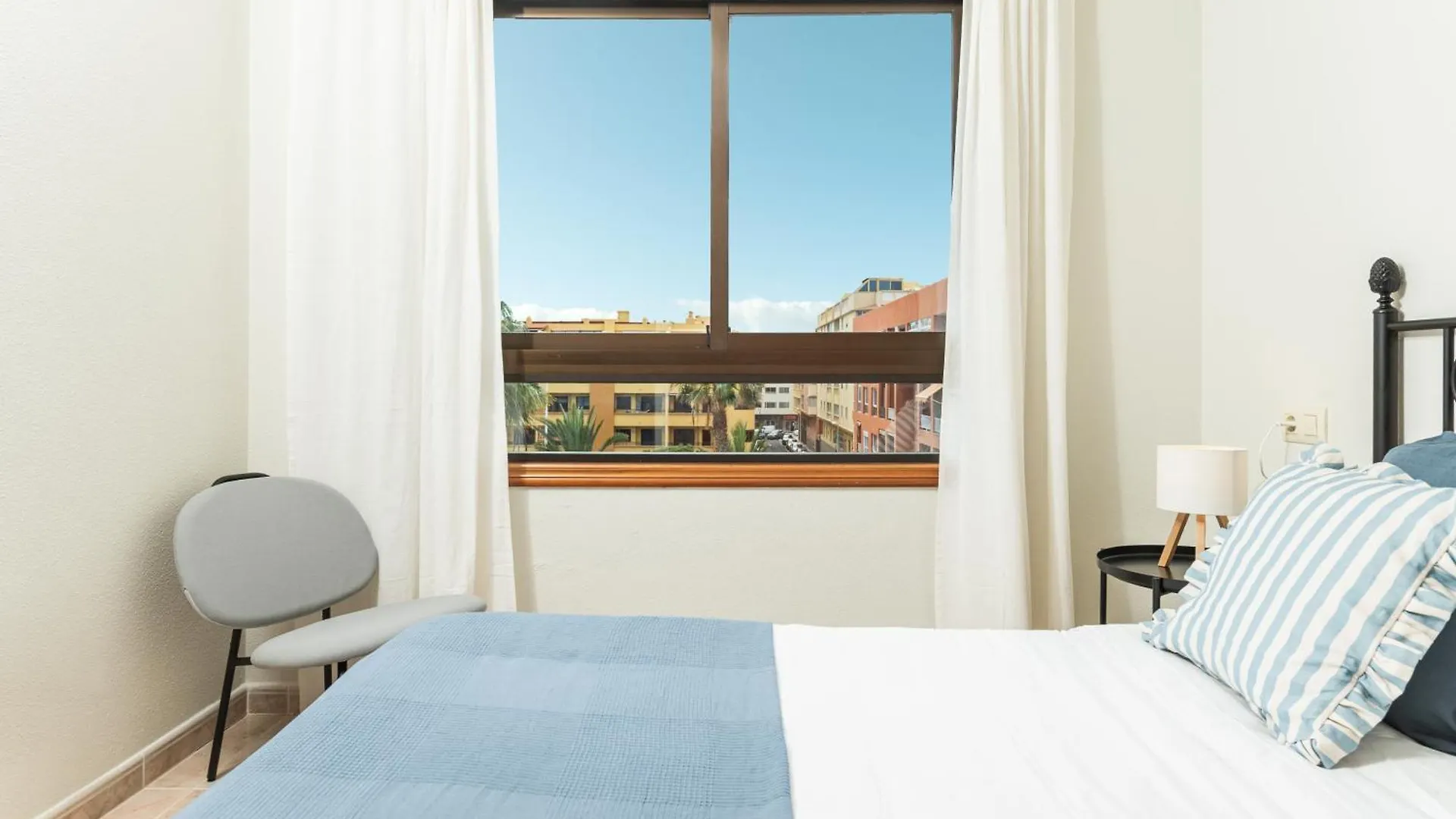 아파트 Las Olas - Coastal Escape With Charm & Comfort 엘메다노