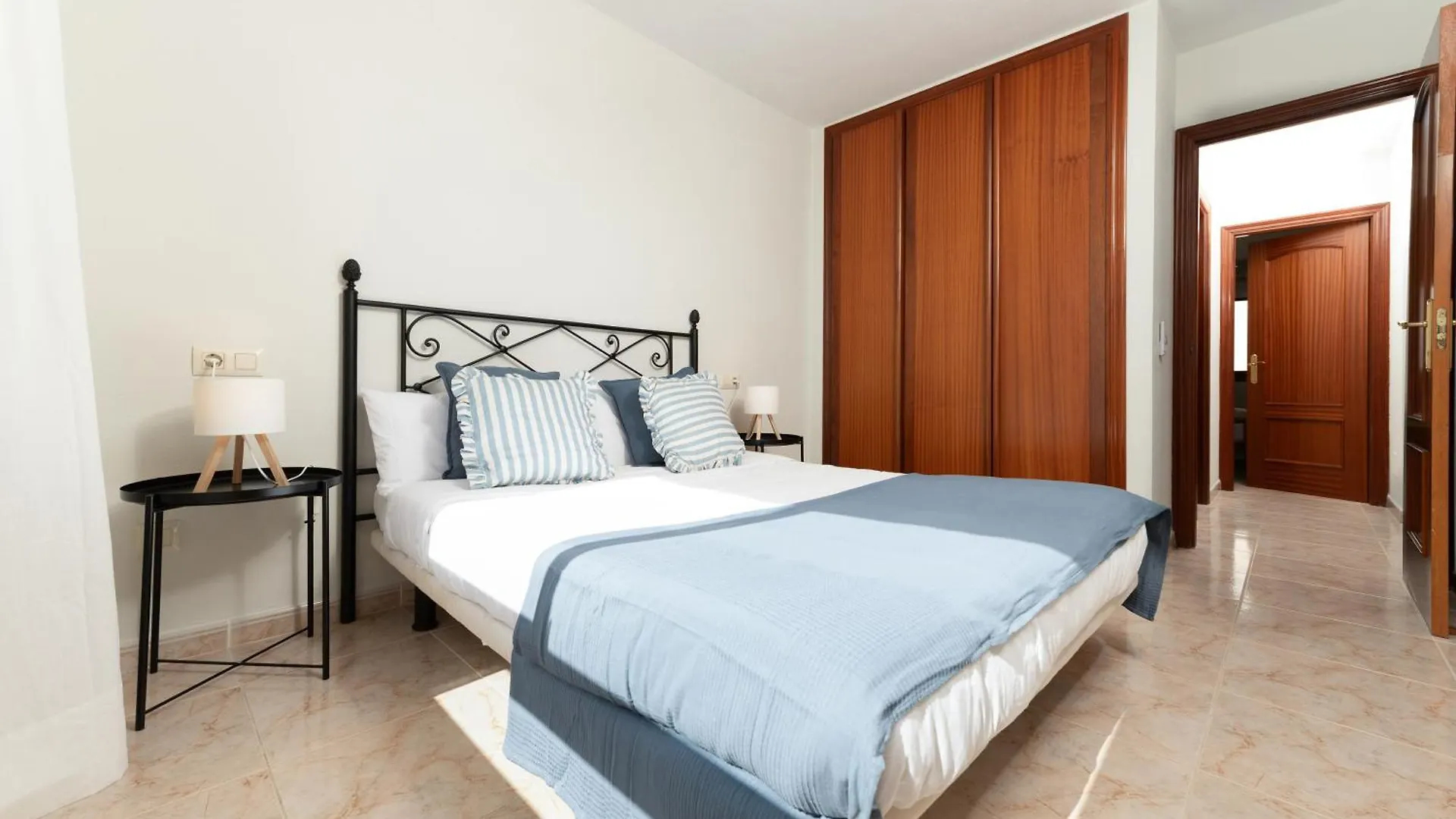 Las Olas - Coastal Escape With Charm & Comfort 엘메다노 아파트