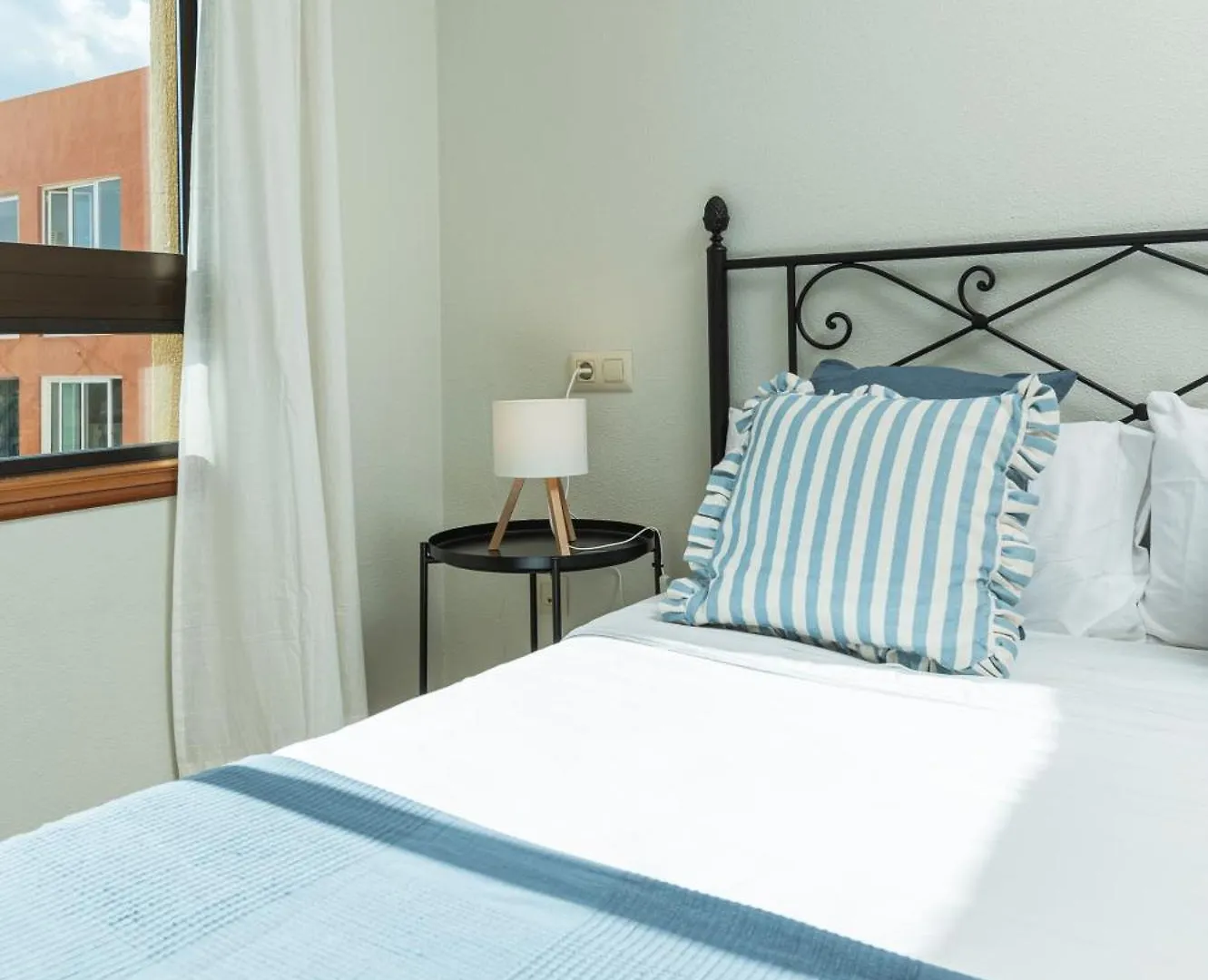Las Olas - Coastal Escape With Charm & Comfort 엘메다노 아파트