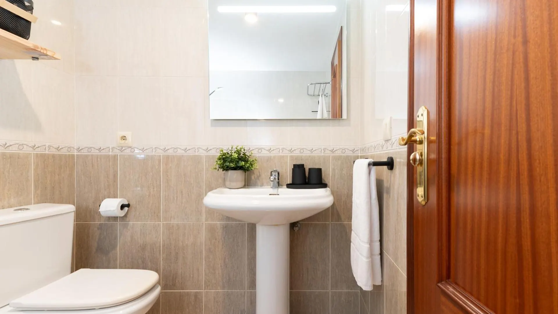 Las Olas - Coastal Escape With Charm & Comfort 엘메다노 아파트