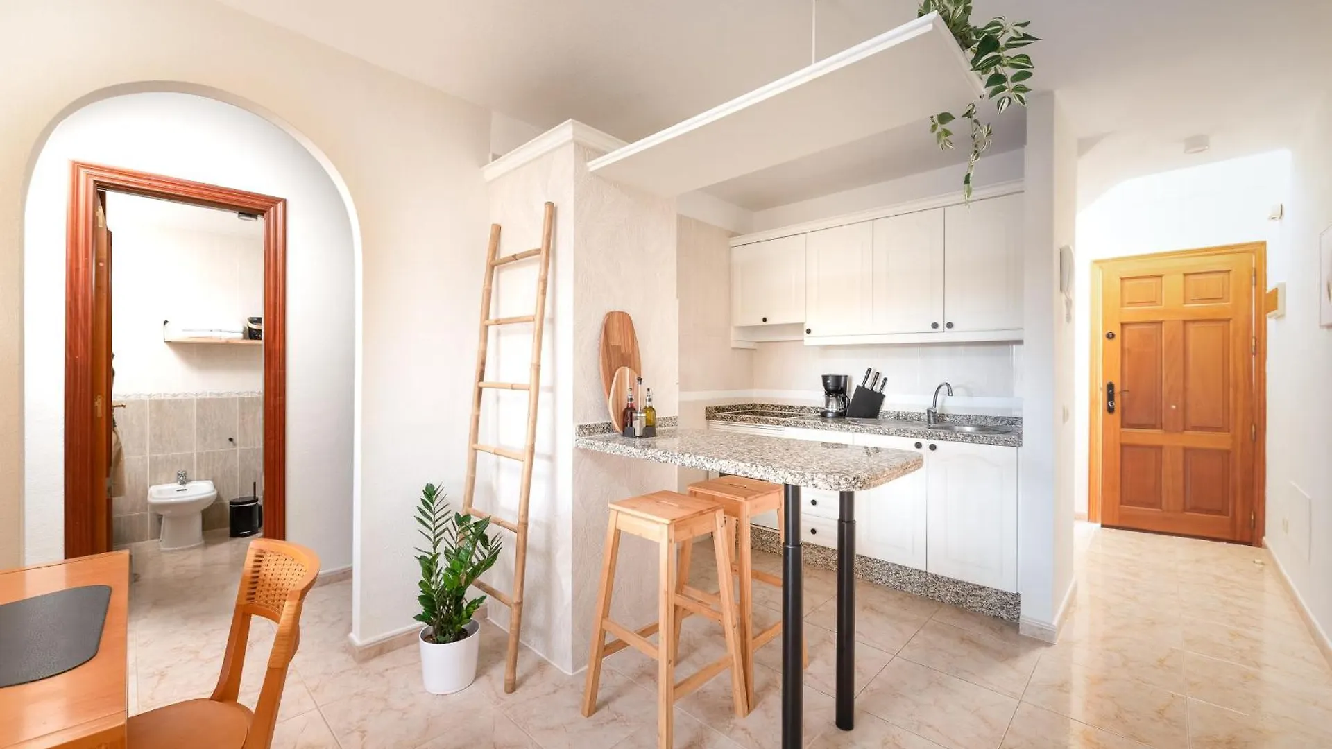 Las Olas - Coastal Escape With Charm & Comfort 엘메다노 0*,  스페인