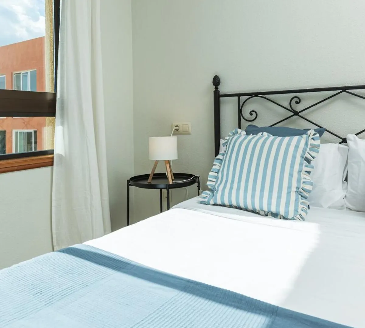 Las Olas - Coastal Escape With Charm & Comfort 엘메다노 아파트